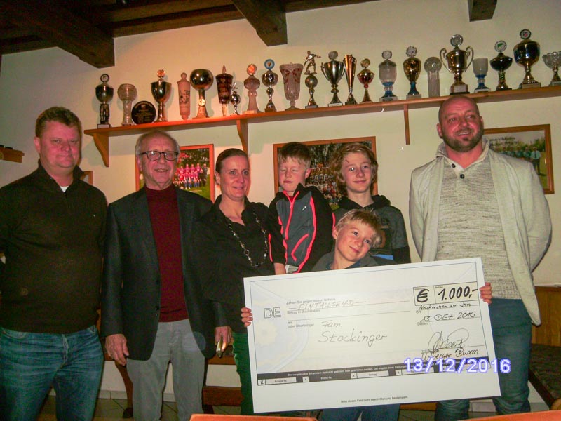 (Das Bild zeigt v.l.:) Jugendleiter Reinhard Neumaier, SVN-Vorsitzender Franz Hörner, Margot Stockinger, Jonathan, Lukas, Simon, Reinhard Völdl, Hauptkassier der Urlberger Buam). (Das Bild zeigt v.l.:) Jugendleiter Reinhard Neumaier, SVN-Vorsitzender Franz Hörner, Margot Stockinger, Jonathan, Lukas, Simon, Reinhard Völdl, Hauptkassier der Urlberger Buam).